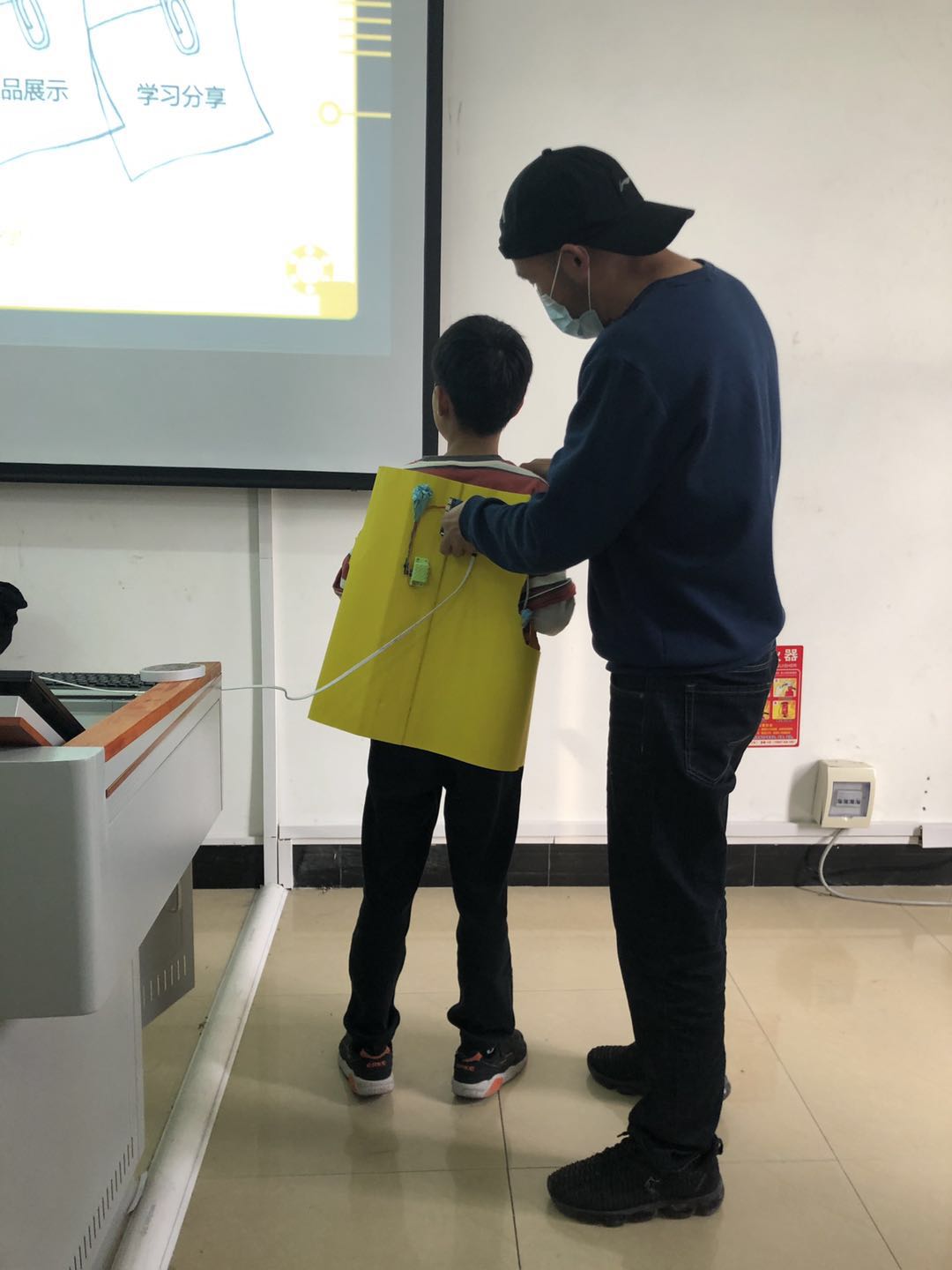 2020年河南省—驻马店培训—优秀作品—背部按摩仪