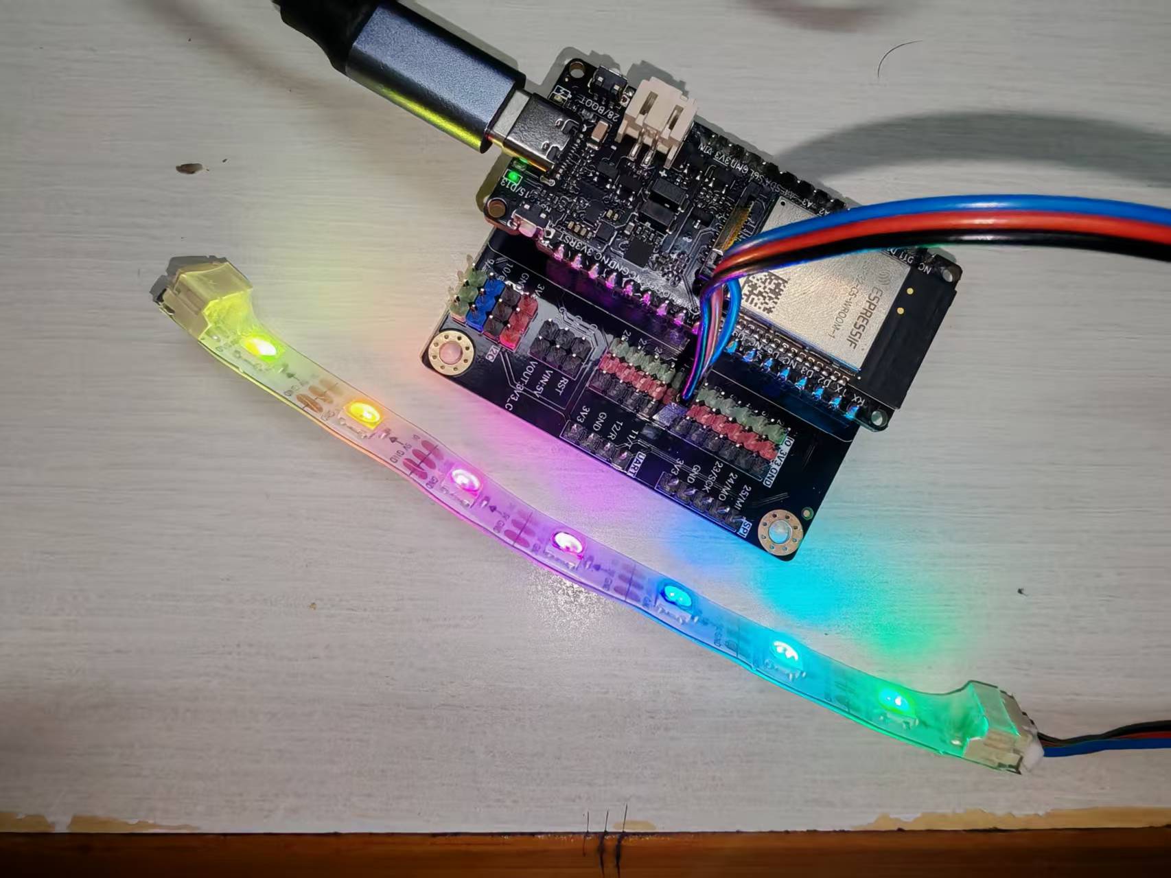 ESP32-C5：可操控的节日彩灯