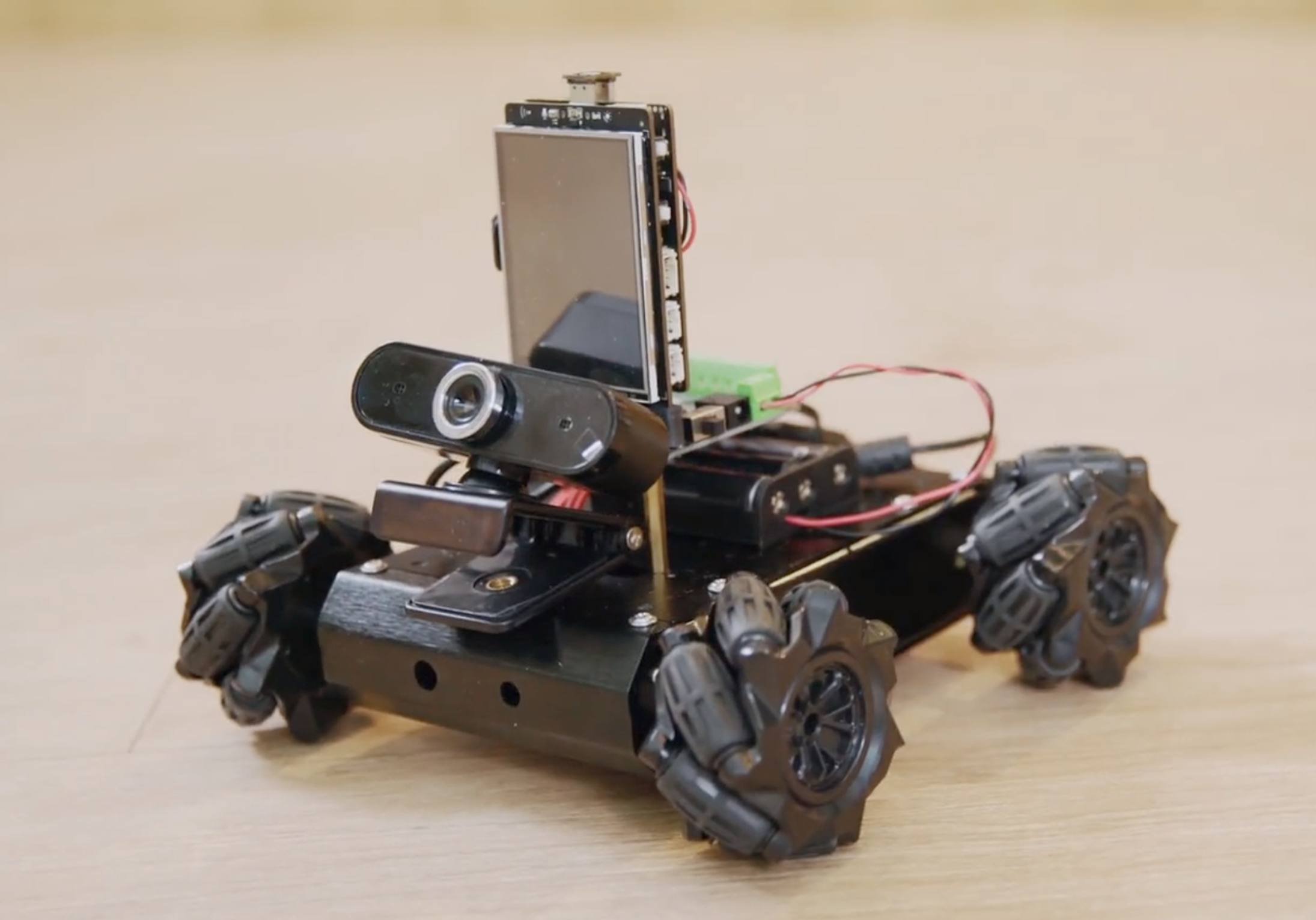 DFRobot-Makelog造物记精选项目推荐无线行空板, 远程控制人脸追踪的麦轮小车