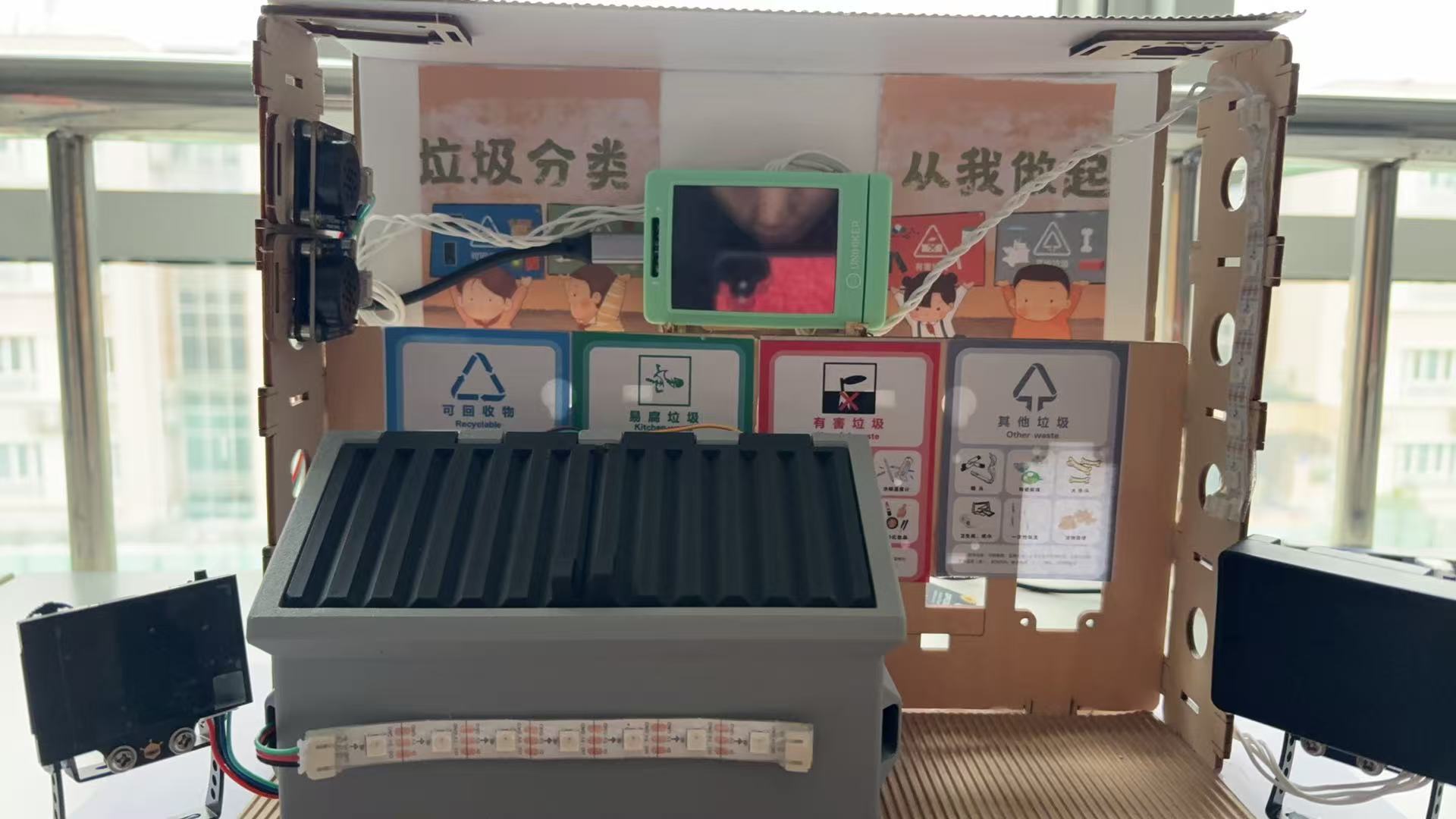 可回收资源的垃圾分类箱